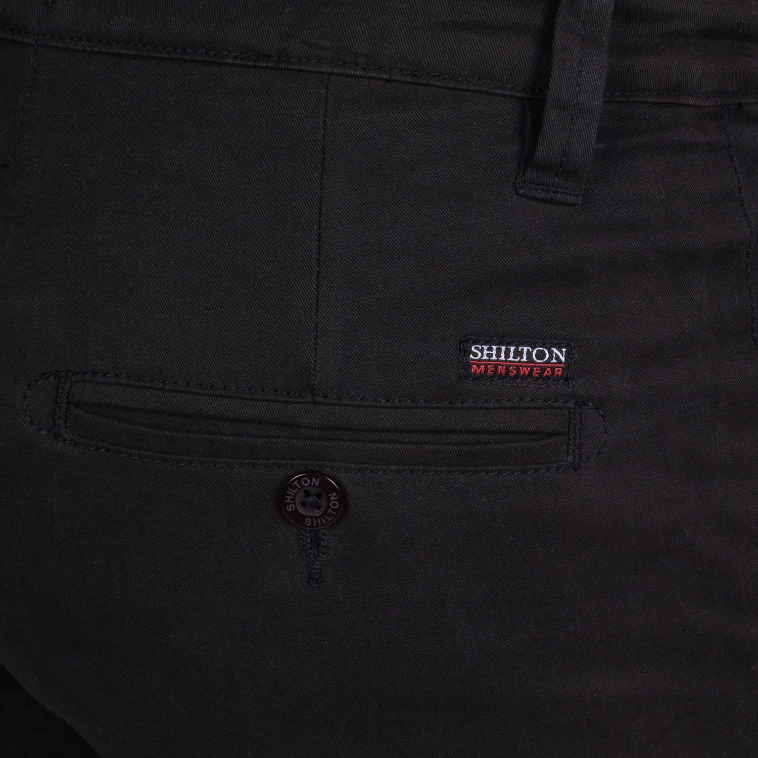 Pantalon chino écusson - Image 3